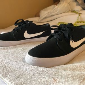 Nike low top skating shoes